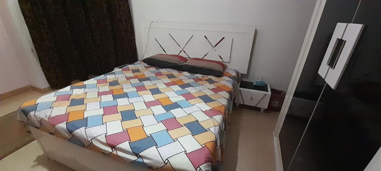 Homestay Single Comfort: Private Bathroom Retreat *
